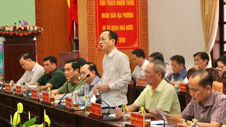 Chủ tịch Ủy ban nhân dân tỉnh Bạc Liêu Phạm Văn Thiều báo cáo thuận lợi, khó khăn, vướng mắc các dự án điện gió của tỉnh với Đoàn giám sát.