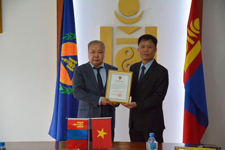 Tổng Cục trưởng NEMA Mông Cổ G.Ariunbuyan thay mặt Chính phủ Mông Cổ trao Thư cảm ơn của Phó Thủ tướng Mông Cổ Amarsaikhan, Chủ tịch Ủy ban nhà nước về quản lý tình trạng khẩn cấp. (Ảnh: Đại sứ quán Việt Nam tại Mông Cổ) Tổng Cục trưởng NEMA Mông Cổ G.Ariunbuyan thay mặt Chính phủ Mông Cổ trao Thư cảm ơn của Phó Thủ tướng Mông Cổ Amarsaikhan, Chủ tịch Ủy ban nhà nước về quản lý tình trạng khẩn cấp. (Ảnh: Đại sứ quán Việt Nam tại Mông Cổ)