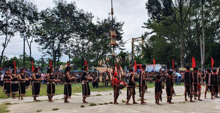 Hàng năm, các em học sinh trên địa bàn thành phố Kon Tum được tham gia hội diễn cồng chiêng, xoang để giữ gìn và phát huy truyền thống.