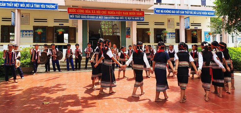 Dạy cồng chiêng, xoang hàng tuần cho các em học sinh Trường tiểu học Đặng Trần Côn, thành phố Kon Tum.