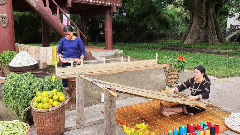 Nghệ nhân trình diễn dệt thổ cẩm tại nhà rông Kon K’lor.