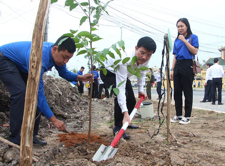 Lãnh đạo tỉnh Hậu Giang hưởng ứng phát động Tết trồng cây ở thành phố Vị Thanh.