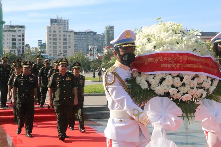 Đoàn đại biểu Quân đội Hoàng gia Campuchia do Đại tướng Chieng Am dẫn đầu đến đặt vòng hoa tại Đài Hữu nghị (Ảnh: Nguyễn Hiệp)