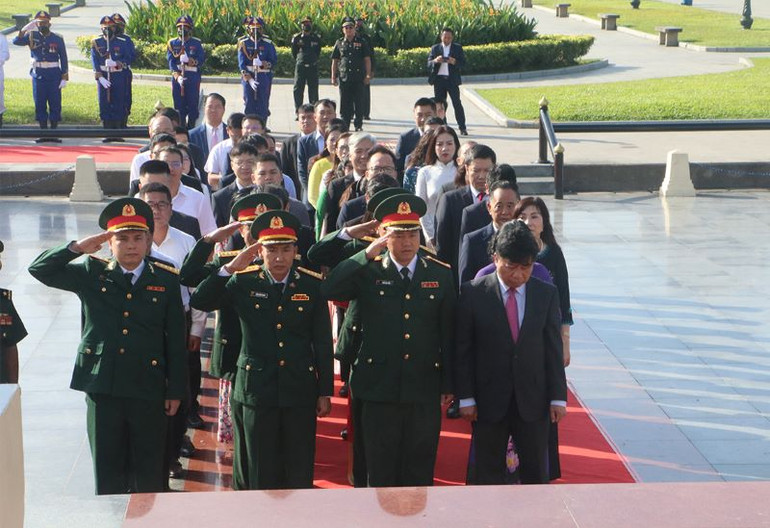 Đại sứ Nguyễn Huy Tăng và đại diện cộng đồng người Việt Nam tại buổi lễ (Ảnh: Nguyễn Hiệp)