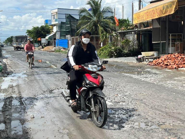 Tuyến quốc lộ 57B (đoạn xã Lộc Thuận, huyện Bình Đại) bị hư hỏng, các phương tiện qua lại rất khó khăn.