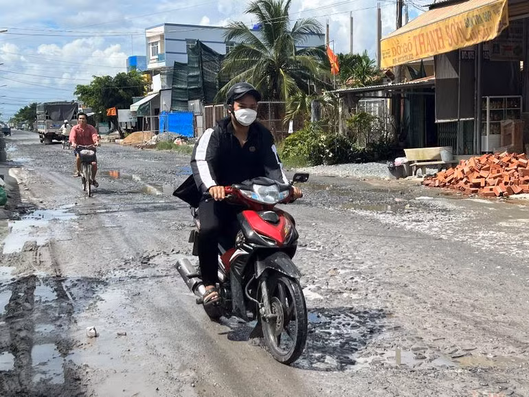 Tuyến quốc lộ 57B (đoạn xã Lộc Thuận, huyện Bình Đại) bị hư hỏng, các phương tiện qua lại rất khó khăn.