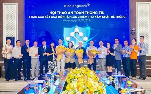 Các đối tác trong lĩnh vực an toàn thông tin trình bày tham luận và thảo luận trong Hội thảo.