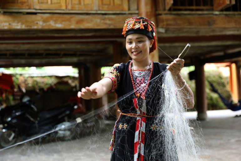 Áo phụ nữ Dao dài nhuộm chàm may cổ thìa.