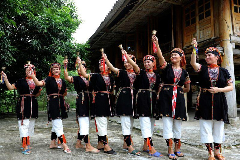 Bộ trang phục có màu chàm là chủ đạo.