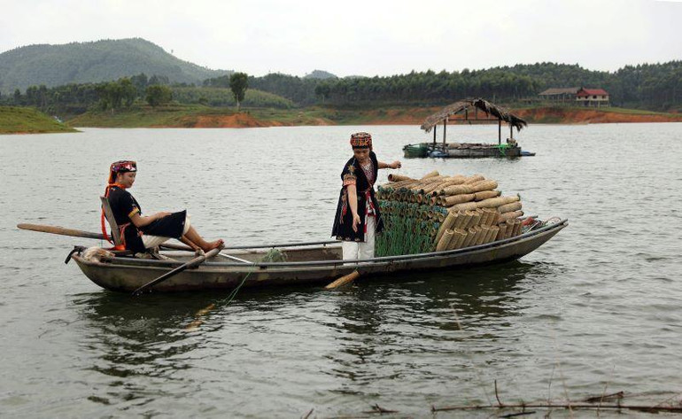 Phụ nữ Dao quần trắng không chỉ biết thêu thùa, mà còn thành thạo nghề chài lưới.