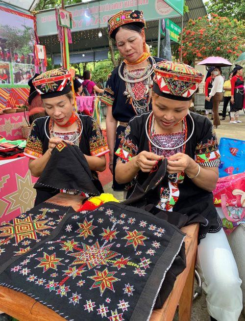 Phụ nữ người Dao quần trắng thể hiện sự khéo léo qua đường kim mũi chỉ.