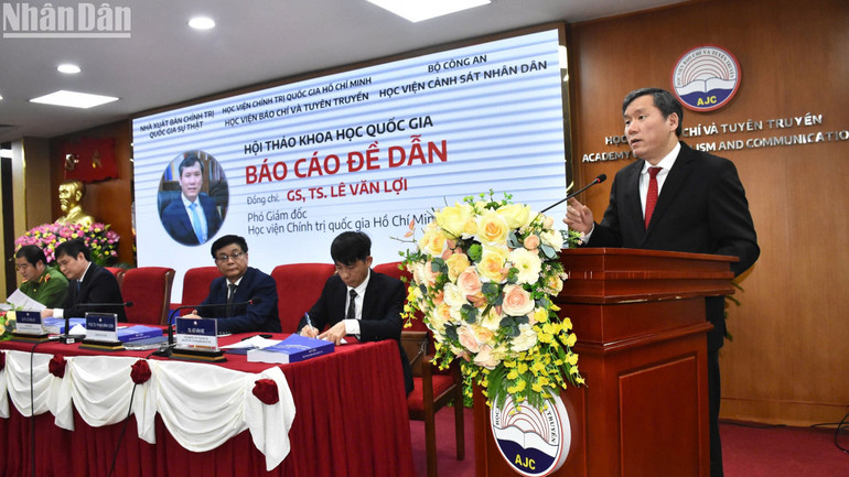 Đồng chí Lê Văn Lợi, Phó Giám đốc Học viện Chính trị quốc gia Hồ Chí Minh phát biểu tại Hội thảo.