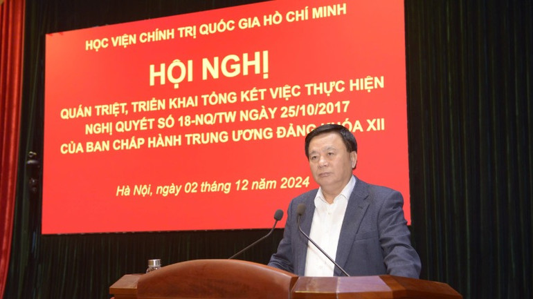 Đồng chí Nguyễn Xuân Thắng phát biểu chỉ đạo tại Hội nghị quán triệt các nội dung quan trọng liên quan công tác tổng kết việc thực hiện Nghị quyết số 18-NQ/TW ngày 25/10/2017, tại Học viện Chính trị quốc gia Hồ Chí Minh.