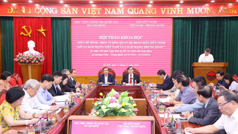 Đại biểu trình bày tham luận tại hội thảo khoa học.