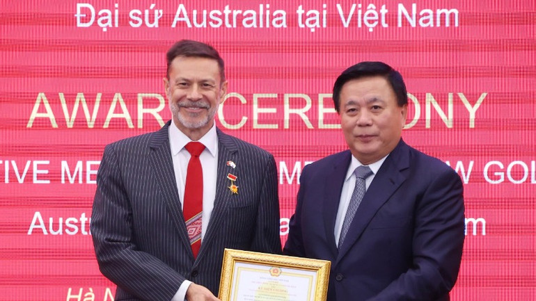 Đồng chí Nguyễn Xuân Thắng trao kỷ niệm chương tặng ngài Andrew Goldzinowski, Đại sứ Đặc mệnh toàn quyền Australia tại Việt Nam.