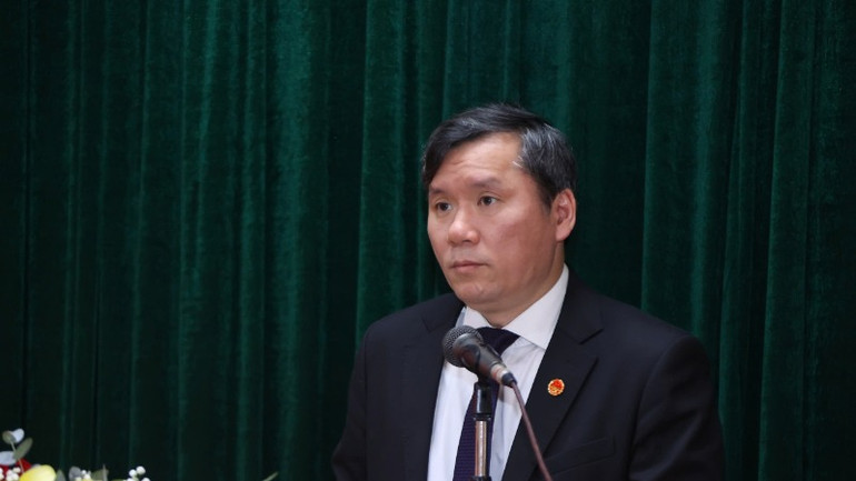 Đồng chí Lê Văn Lợi, Phó Giám đốc Học viện Chính trị quốc gia Hồ Chí Minh phát biểu ý kiến tại Hội thảo.