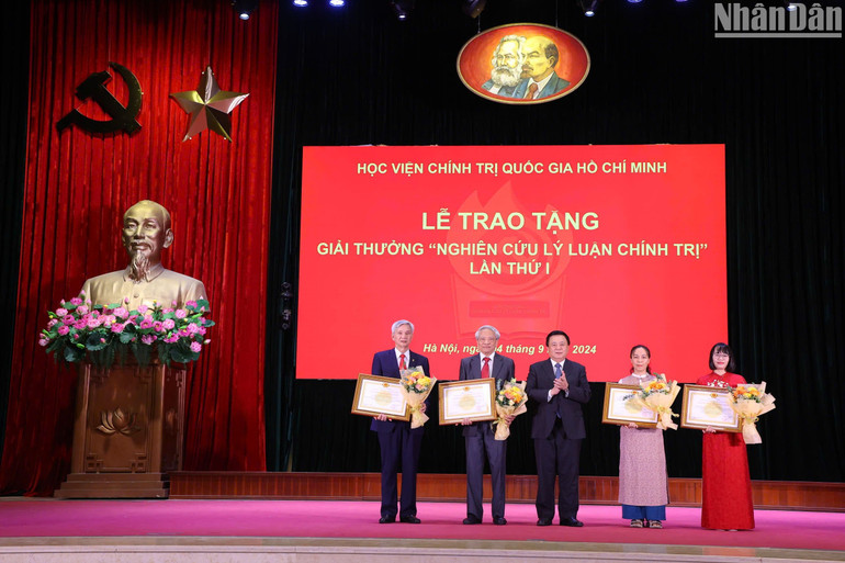 Đồng chí Nguyễn Xuân Thắng cùng các nhà khoa học và đại diện tác giả đoạt Giải thưởng "Nghiên cứu lý luận chính trị" lần thứ 1