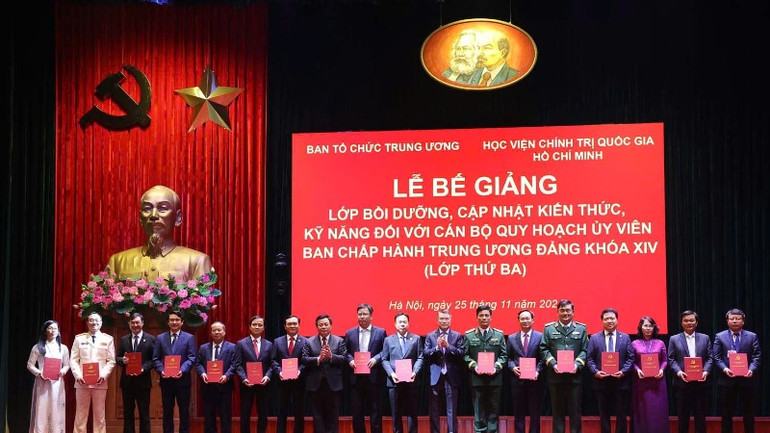 Đồng chí Nguyễn Xuân Thắng, Ủy viên Bộ Chính trị, Giám đốc Học viện Chính trị quốc gia Hồ Chí Minh trao chứng nhận tốt nghiệp cho các học viên lớp bồi dưỡng, cập nhật kiến thức, kỹ năng đối với cán bộ quy hoạch Ủy viên Trung ương Đảng khóa XIV (lớp thứ 3).