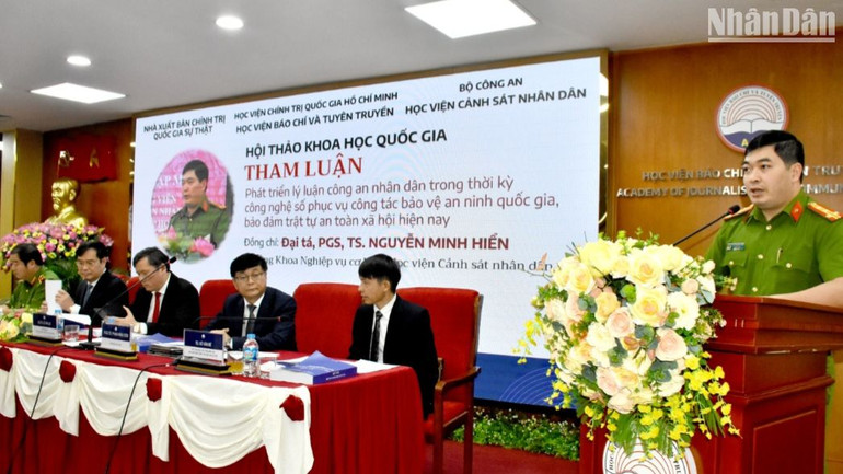 Đại biểu tham luận tại Hội thảo.