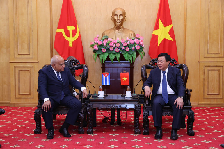 Đồng chí Nguyễn Xuân Thắng, Ủy viên Bộ Chính trị, Giám đốc Học viện Chính trị quốc gia Hồ Chí Minh, Chủ tịch Hội đồng Lý luận Trung ương tiếp ngài Orlando Nicolas Hernandez Guillen, Đại sứ Cuba tại Việt Nam.