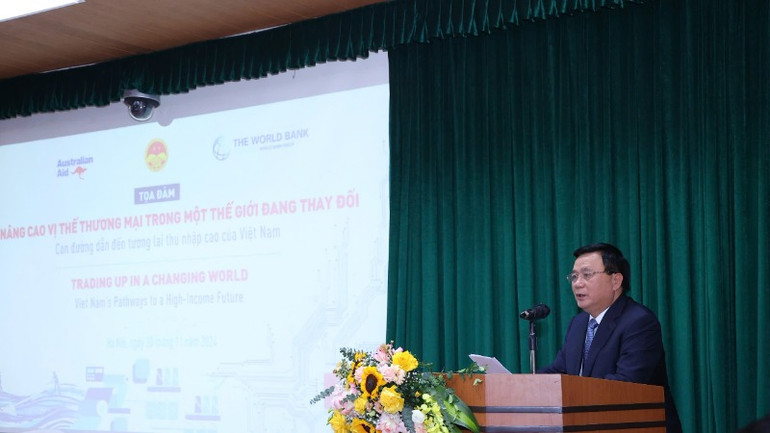 Đồng chí Nguyễn Xuân Thắng phát biểu ý kiến tại Tọa đàm.