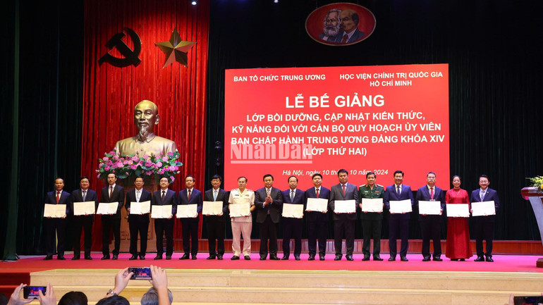 Đồng chí Nguyễn Xuân Thắng trao chứng nhận tốt nghiệp cho các học viên của Lớp bồi dưỡng, cập nhật kiến thức, kỹ năng đối với cán bộ quy hoạch Ủy viên Ban Chấp hành Trung ương Đảng khóa XIV (lớp thứ 2).