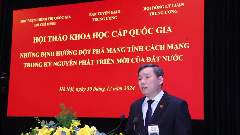 Đồng chí Lê Văn Lợi, Phó Giám đốc Học viện Chính trị quốc gia Hồ Chí Minh phát biểu tại Hội thảo khoa học "Những định hướng đột phá mang tính cách mạng trong kỷ nguyên phát triển mới của đất nước".
