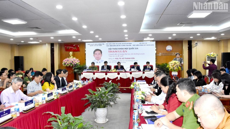 Đại biểu tham luận tại Hội thảo.