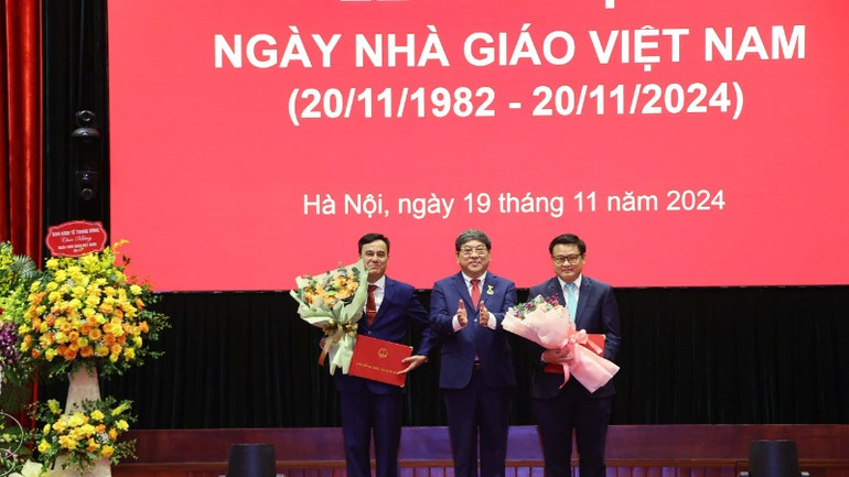 Lãnh đạo Học viện Chính trị quốc gia Hồ Chí Minh trao thưởng cho cán bộ, giảng viên tại buổi lễ kỷ niệm 42 năm Ngày Nhà giáo Việt Nam tại Học viện Chính trị quốc gia Hồ Chí Minh.