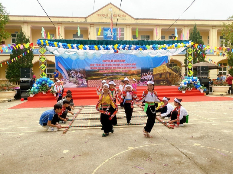 Sinh hoạt ngoại khóa “Tìm hiểu, bảo tồn và phát huy bản sắc văn hóa dân tộc Mường” tại Trường Tiều học cơ sở và Trung học cơ sở xã Hùng Sơn, huyện Kim Bôi (Hòa Bình).