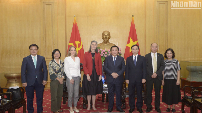 Đồng chí Nguyễn Xuân Thắng, Ủy viên Bộ Chính trị, Giám đốc Học viện Chính trị quốc gia Hồ Chí Minh, Chủ tịch Hội đồng lý luận Trung ương và bà Ramla Khalidi, Trưởng Đại diện Thường trú Chương trình phát triển Liên hợp quốc (UNDP) tại Việt Nam cùng các cộng sự.