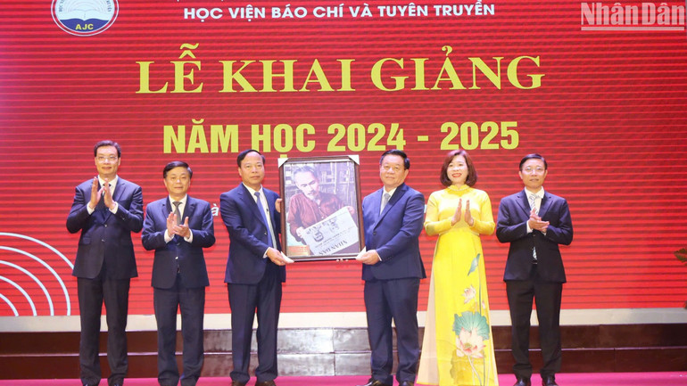 Đồng chí Nguyễn Trọng Nghĩa trao ảnh Bác Hồ tặng Học viện Báo chí và Tuyên truyền nhân ngày khai giảng năm học 2024-2025. Đồng chí Nguyễn Trọng Nghĩa trao ảnh Bác Hồ tặng Học viện Báo chí và Tuyên truyền nhân ngày khai giảng năm học 2024-2025.