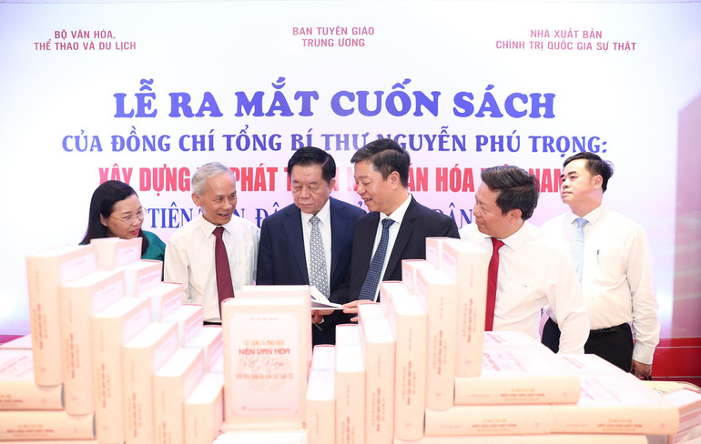 Các đại biểu tại gian trưng bày sách của Tổng Bí thư Nguyễn Phú Trọng.