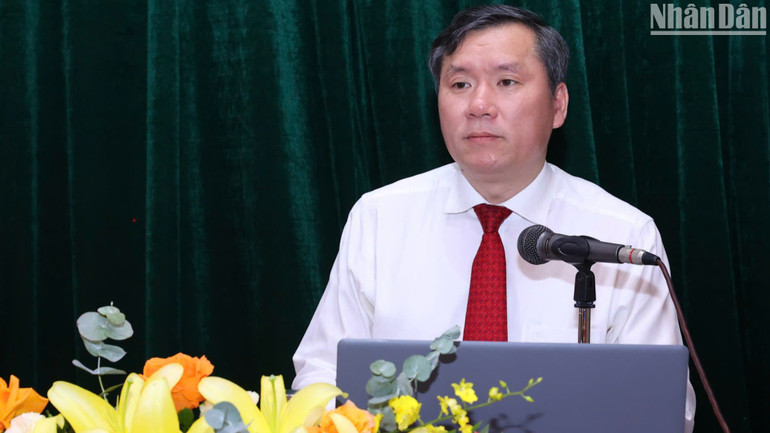 Đồng chí Lê Văn Lợi, Phó Giám đốc Học viện Chính trị quốc gia Hồ Chí Minh phát biểu tại Hội thảo. Đồng chí Lê Văn Lợi, Phó Giám đốc Học viện Chính trị quốc gia Hồ Chí Minh phát biểu tại Hội thảo.