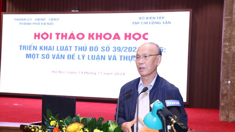 Đại biểu tham luận tại hội thảo khoa học .
