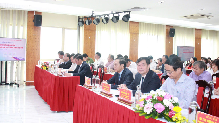 Quang cảnh buổi Lễ ra mắt sách Tiếp tục xây dựng và hoàn thiện Nhà nước pháp quyền xã hội chủ nghĩa Việt Nam. Quang cảnh buổi Lễ ra mắt sách Tiếp tục xây dựng và hoàn thiện Nhà nước pháp quyền xã hội chủ nghĩa Việt Nam.