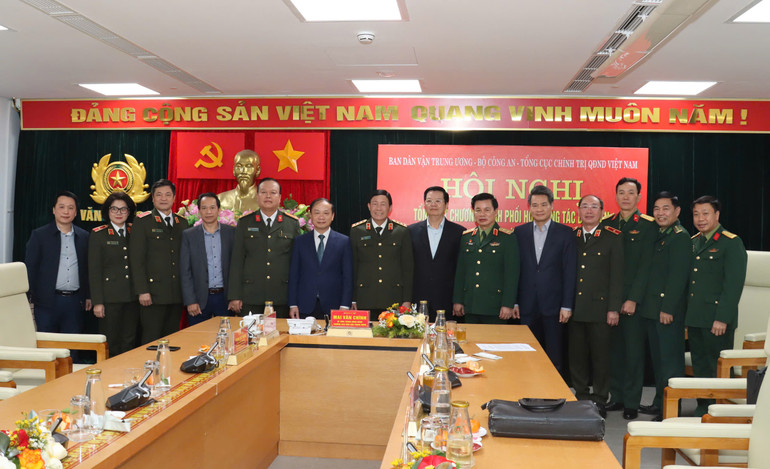 Cấc đại biểu dự hội nghị chụp ảnh chung. Cấc đại biểu dự hội nghị chụp ảnh chung.