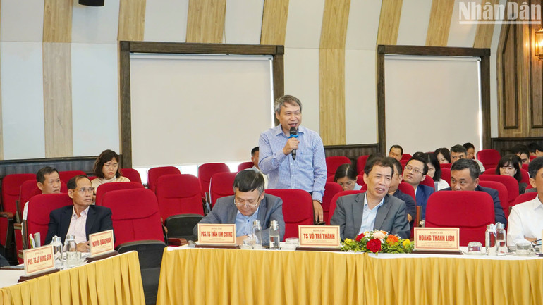 Đại biểu phát biểu tại hội thảo "Nâng cao vai trò của thành phần kinh tế Nhà nước trong nền kinh tế thị trường định hướng xã hội chủ nghĩa ở Việt Nam - thực tiễn Tổng Công ty Hàng không Việt Nam - Vietnam Airlines".