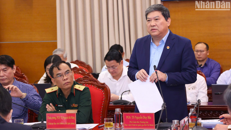 Đại biểu trình bày tham luận tại hội thảo khoa học “Nghiên cứu, vận dụng và phát triển sáng tạo tư tưởng Hồ Chí Minh trong công cuộc xây dựng đất nước và bảo vệ Tổ quốc thời kỳ đổi mới (giai đoạn từ 1986 đến nay, định hướng đến năm 2030 và tầm nhìn đến năm 2045)”.