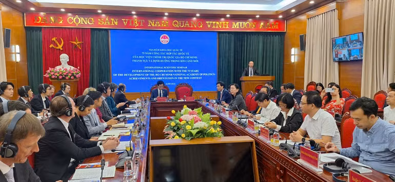 Các đại biểu dự tọa đàm