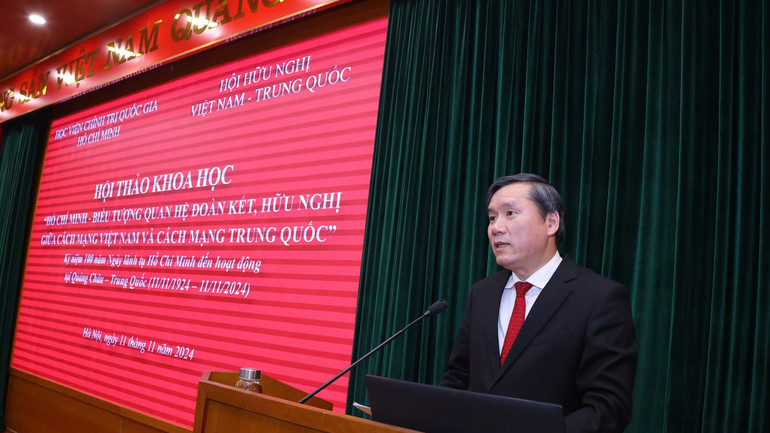 Đồng chí Lê Văn Lợi, Phó Giám đốc Học viện Chính trị quốc gia Hồ Chí Minh phát biểu ý kiến tại hội thảo khoa học Hồ Chí Minh, biểu tượng quan hệ đoàn kết, hữu nghị cách mạng Việt Nam và cách mạng Trung Quốc.