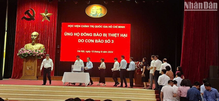 Cán bộ, công chức, viên chức, người lao động và học viên đang học tập, nghiên cứu tại Học viện Chính trị quốc gia Hồ Chí Minh ủng hộ đồng bào bị ảnh hưởng bão số 3.
