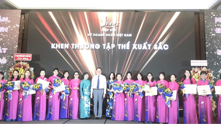 Lãnh đạo thành phố Cần Thơ khen thưởng tập thể Hội Nữ doanh nhân thành phố.