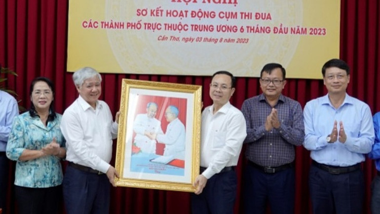 Đồng chí Ðỗ Văn Chiến tặng lãnh đạo thành phố Cần Thơ bức tranh Chủ tịch Hồ Chí Minh và bác Tôn.