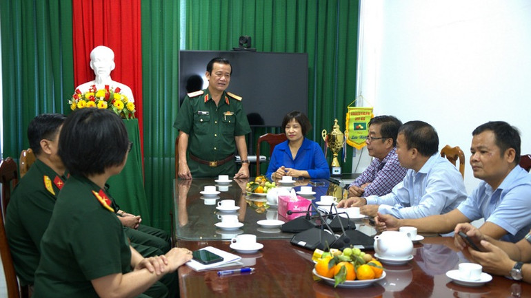 Đoàn đại biểu Bộ Tư lệnh Quân khu 9 thăm, chúc mừng Cơ quan thường trực Báo Nhân Dân tại Cần Thơ.