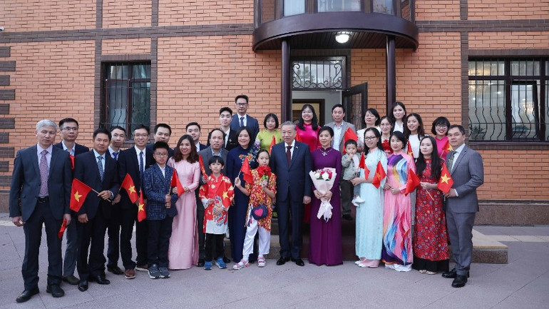 Tổng Bí thư Tô Lâm và Phu nhân với gia đình cán bộ, nhân viên Đại sứ quán Việt Nam tại Kazakhstan.