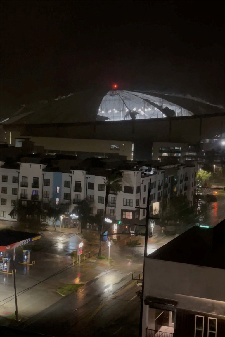 Gió mạnh làm tốc mái sân vận động Tropicana Field tại thành phố St. Petersburg. (Ảnh: Reuters)