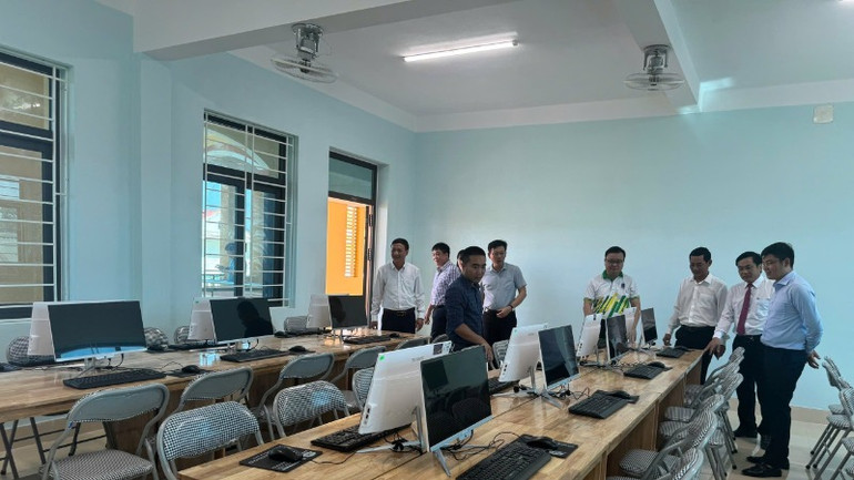 Phòng học được trang bị đầy đủ thiết bị dạy và học.