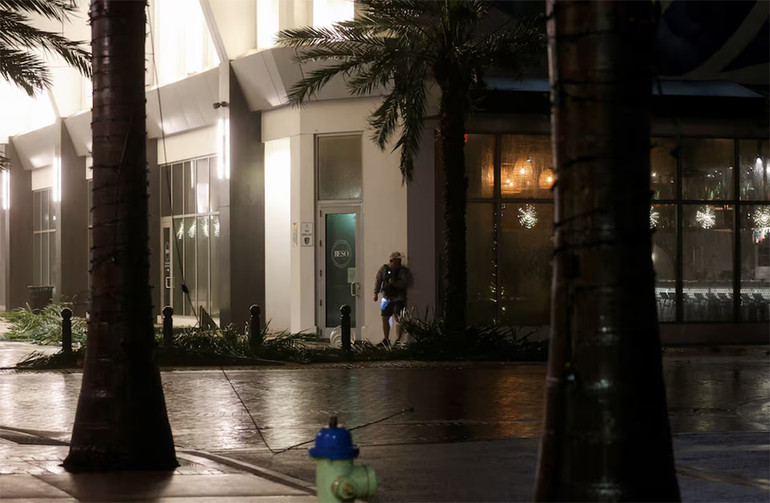 Người đàn ông ghi hình cơn bão đổ bộ vào Sarasota, bang Florida.