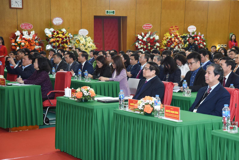 Thủ tướng Phạm Minh Chính, các đồng chí lãnh đạo và các đại biểu tham dự lễ kỷ niệm Ngày Thầy thuốc Việt Nam tại Bệnh viện Bạch Mai. (Ảnh: TRẦN HẢI)